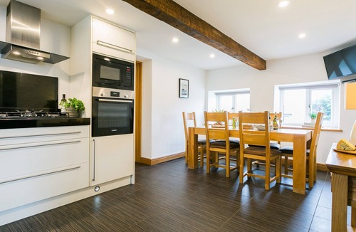 Cemaes Bay Cottage | Thalassa - sleeps 6 guests in 3 bedrooms