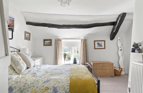 Tiverton House | Thatched Cottage & Tranquil Gardens Gated Parking