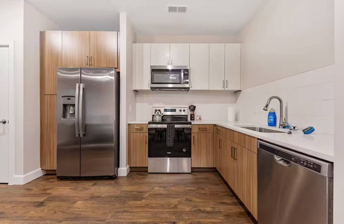 Eighth Avenue Apartment | The Acoustic Abode: 1-BedRoom W/Pool!