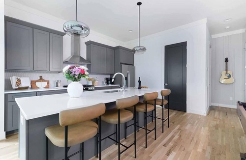 Eighth Avenue House | The Acoustic + The Banjo - Mins to Broadway!