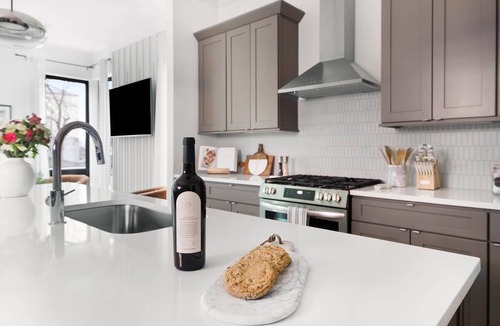 Eighth Avenue House | The Acoustic + The Banjo - Mins to Broadway!