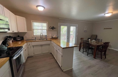 New Castle House | The Argonne / Stylish Contemporary Comfortable