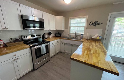 New Castle House | The Argonne / Stylish Contemporary Comfortable
