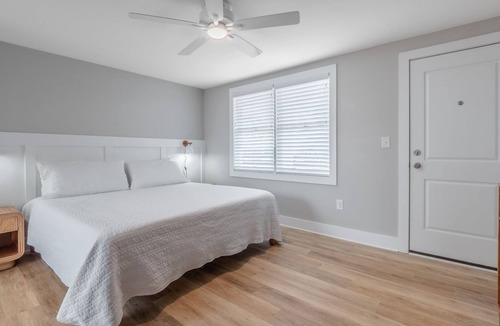 Yaupon Beach Condo | The Beach House at Oak Island 102: 1BR Apartment King + QSS