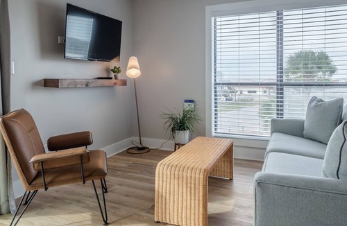 Yaupon Beach Condo | The Beach House at Oak island 201: 2BR Apartment King, King, QSS