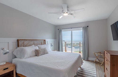 Yaupon Beach Condo | The Beach House at Oak island 201: 2BR Apartment King, King, QSS