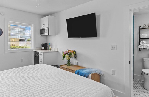 Yaupon Beach Condo | The Beach House at Oak Island 109: King Suite