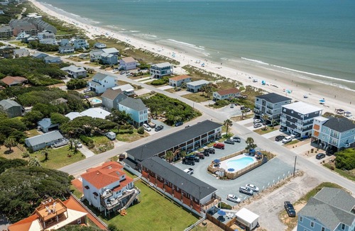 Yaupon Beach Condo | The Beach House at Oak Island 109: King Suite