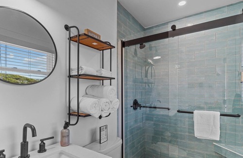 Yaupon Beach Condo | The Beach House at Oak Island 211: King Suite