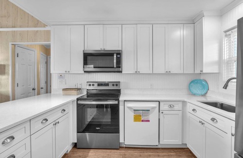 Oak Island House | The Beachcomber: Spacious, Family-friendly, Dog-friendly, Oceanfront Home with G