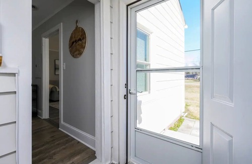 James City House | The Bearplex of New Bern featuring king-size bed