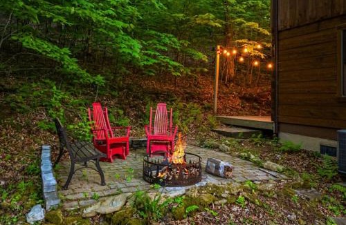 Wolf Laurel House | The Bee's Knees - Blue Ridge Cabin, Near Golf Course and Ski Resort