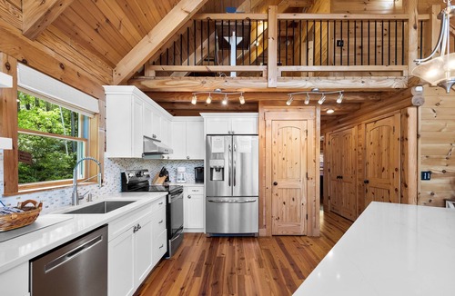 Garner Cove Cabin | The Bentley | Private Boat Slip~Hot tub~Game Room