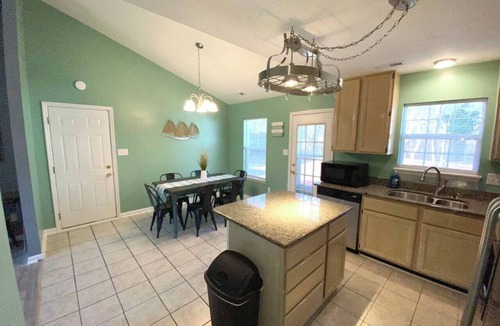 Jacksonville House | The Best Getaway Friends & Family Hangout!