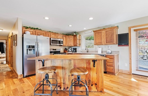 Mountain Springs Cabin | The Big Chill – Hot Tub/Waterfalls/Scenic Views/Fire Pit