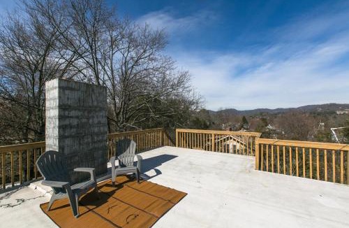 Chestnut Hills Apartment | The Birdhouse Sweet suite! Downtown Roof top deck!