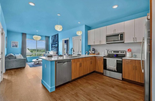 Eighth Avenue Apartment | The Blue Jean Baby-Luxe Downtown stay w. infinity pool, gym + walk to Broadway