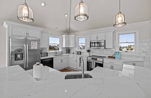 Waves House | The Blue Moon - Ocean Front - Pool - Hot Tub - Theater - Elevator- Dog Friendly!