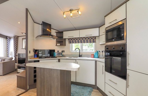 St Leonards-On-Sea Cottage | THE BOATHOUSE, pet friendly, with pool in St Leonards-On-Sea