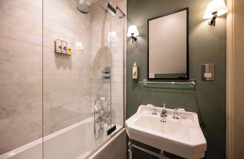 Henley Bed & Breakfast | The Bottle & Glass Inn – Barn View Room 2