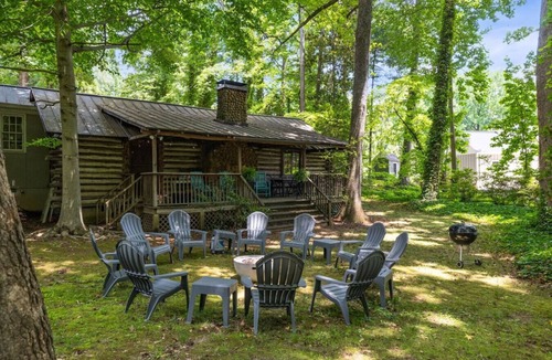 Old Irving Park Apartment | The Cabin - Fire Pit, Pool Table, Spacious