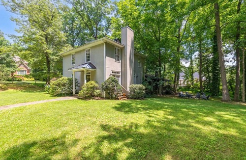 Old Irving Park Apartment | The Cabin - Fire Pit, Pool Table, Spacious