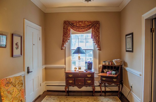 Clinton Apartment | The Camelia Room - Private studio w/Ensuite Bath in Historic Downtown Home
