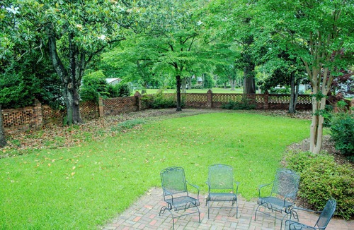 Clinton Apartment | The Camelia Room - Private studio w/Ensuite Bath in Historic Downtown Home