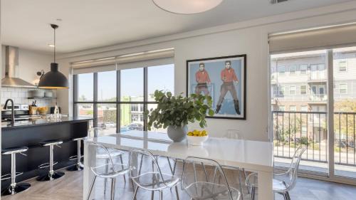 Historic Edgefield Apartment | The Carter by AvantStay 2nd Floor Sleeps 48