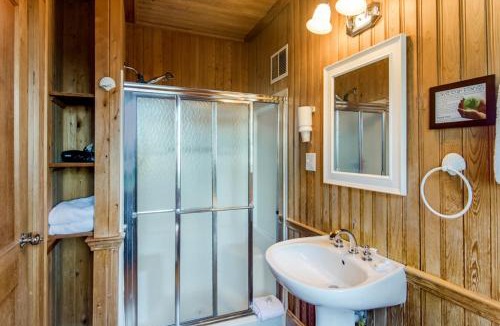 Ocracoke Hotel | The Castle Bed And Breakfast