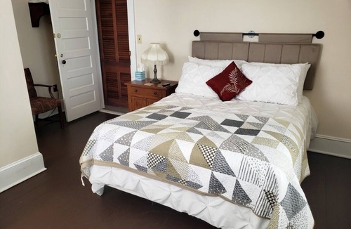 Hendersonville Bed & Breakfast | The Charleston Inn