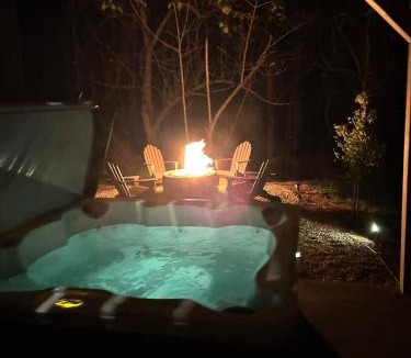 Flat Rock House | The Coop NEW A-frame Hot Tub, Fire Pit, Loft