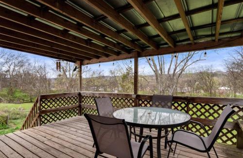 Talbot's Corner House | The Cornish Classic - Cozy Ranch Near Downtown