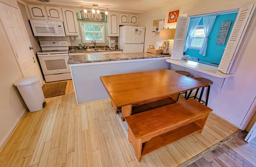 Surf City House | The Cottage - 2 BR Beach Bungalow near Nightlife!