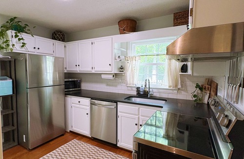 Greensboro House | The Cottage Hill is a charming 3-bed house in a primary location in Greensboro