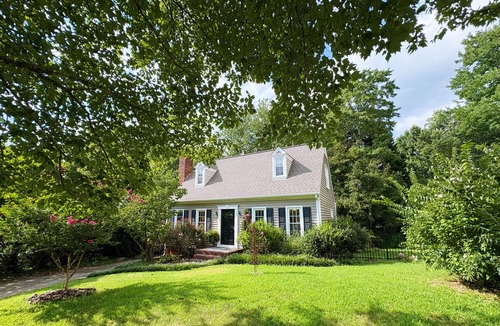 Greensboro House | The Cottage Hill is a charming 3-bed house in a primary location in Greensboro