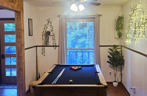 Whites Creek House | The Creek Woodland Oasis - Modern 3BR Country Home with Rolling Yard