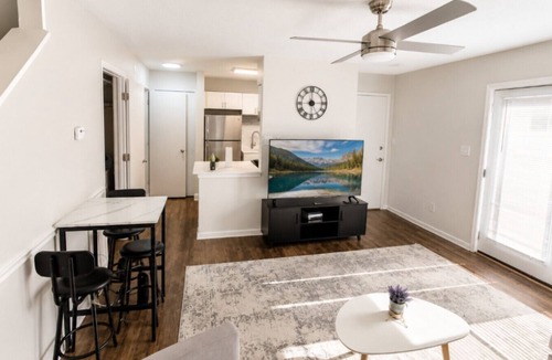 Shannon Villa | The Crestline Stay | Hoover Townhome 2BR