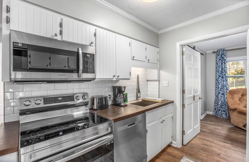 Stokes House | The Crestview: Mountain retreat, four minutes from Hanging Rock State Parknn