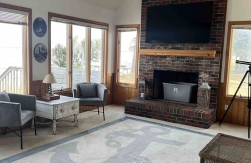 Colington House | The Currituck Sound Awaits You while 10 minutes to the Beach!
