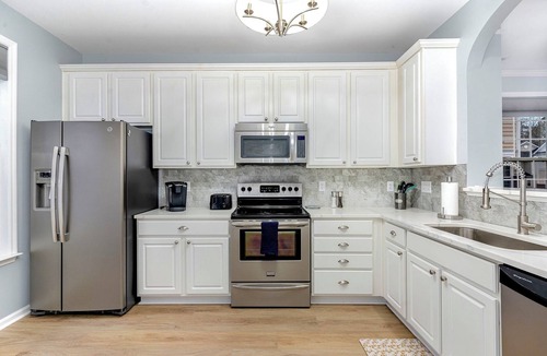 Northwest Raleigh House | The Dancing Daisy; Near Airport and Umstead; Well Appointed; Centrally Located