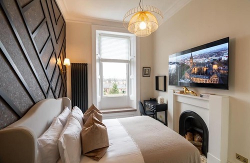 Dowanhill Apartment | The Devonshire Suite - Your 5 STAR West End Stay!