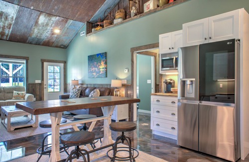 Alexander House | The Double B | Modern Farmhouse | Private Pond, Hot Tub, and Fire Pit