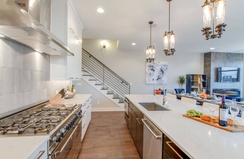Edgehill House | The Dove - Downtown Modern-Huge Rooftop Deck-Gulch