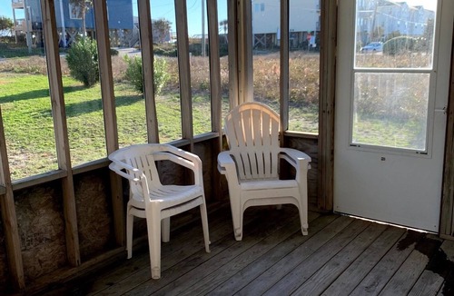 McCutcheon Field Cottage | “The Fishbowl” - The Perfect Surf City Intimate Beach Cottage!