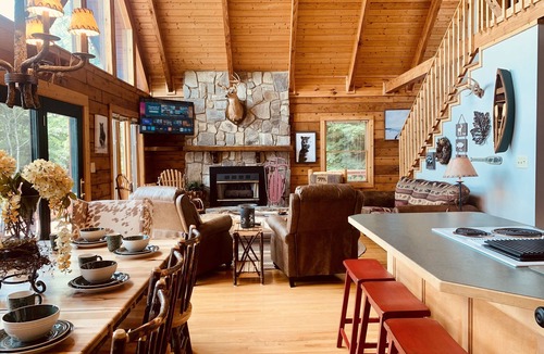 West Jefferson Cabin | The Flight Deck, Amazing Views, Sleeps 14, Firepit, Bunks, Game Room