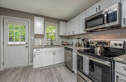 East Raleigh Apartment | The Forest Downtown Raleigh ~Newly Renovated