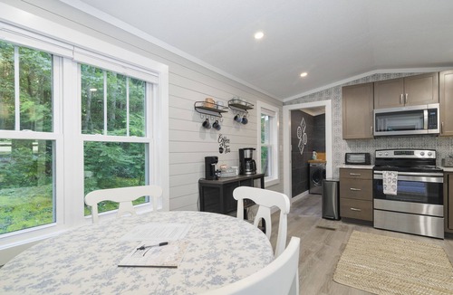 Flat Rock Cottage | The Gala Getaway @ Backyard 🍎 Cottages