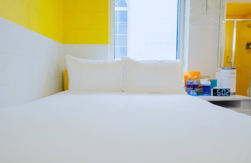 East Hill Hotel | The Gallatin (218 Cozy Full) Colorful Boutique Hotel