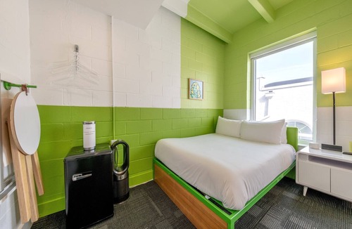 East Hill Hotel | The Gallatin (Cozy Full 318) 3 miles 2 Broadway